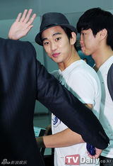 组图：韩星金秀贤亮相机场赴伦敦为朴泰恒助威