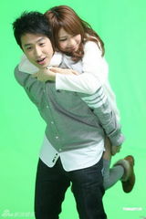 组图：潘玮柏拍MV展现吻功 自曝好久没接吻