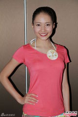 组图：港姐佳丽首度泳衣亮相 水上展傲人身姿