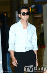 组图：韩星玄彬黑超遮面返韩 将拍古装新片