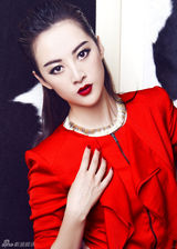 组图：刘梓娇写真贵气十足 彰显冷艳女王气质