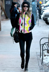 高清图：妮基-希尔顿街拍彩色马甲带出节日气氛