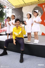 组图：严爵MV中谈恋爱 假戏真吻被漏拍