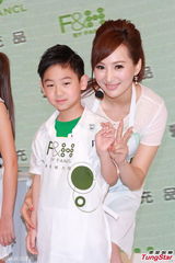 组图：司马燕同丈夫儿子参加活动 烹制美食