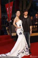 组图：《帝国秘府》剧组 潘粤明魏一亮相红毯