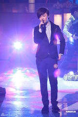 组图：容祖儿粉裙优雅 与古巨基等登台献唱