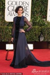 组图：“国土”女星莫瑞娜-巴卡琳蓝黑长裙优雅