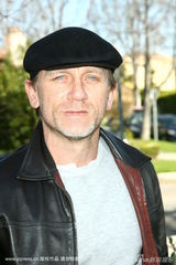 幻灯图：众星为海地献力 塞隆戴酷炫墨镜笑容洋溢