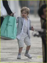 幻灯图：朱莉忙里偷闲带孩子外出尽享天伦之乐 