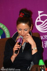 组图：泽塔琼斯头戴红花亮相高尔夫明星见面会