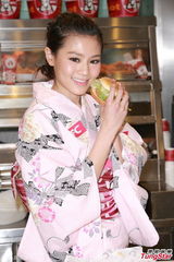 组图：周秀娜和服密实示人 享受单身不急觅男友