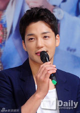 组图：金镇佑携手李英恩亮相《忍无可忍》发布