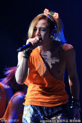 组图：张根硕开唱半裸露点 粉丝着比基尼狂欢