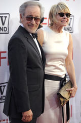 高清图：影评协会终生成就奖颁奖 波特曼美艳