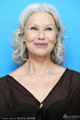 组图：《嫌犯莱拉》发布 导演皮亚中性装亮相