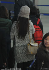 组图：赵薇戴帽子现身机场 脸色憔悴长发快齐腰