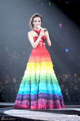 组图：容祖儿香港红馆开唱 与舞伴亲密不尴尬