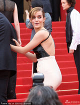 组图：《珠光宝气》首映 艾玛沃森美背一览无遗