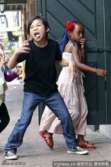 组图：茱莉带孩子出街购物 养子帕克斯扮鬼脸