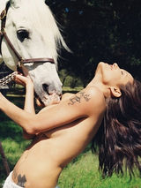 组图：安吉丽娜-朱莉切除乳腺 美胸写真盘点