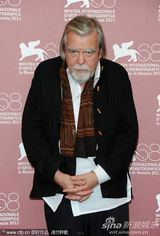 组图：《硬纸盒小镇》记者会 女主角光头造型抢眼