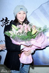 高清：胡歌访台被女粉丝簇拥 刘诗诗尴尬突围