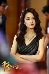 组图：《千金归来》李沁女强人造型成熟干练