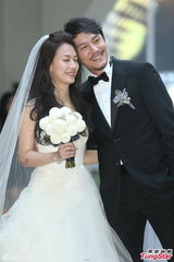 组图：张震大婚献吻娇妻 亲手为新娘提裙摆