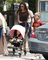 组图：维多利亚携子女出行小七可爱