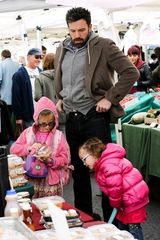 组图：本-阿弗莱克牵两女儿逛集市奶爸范儿十足