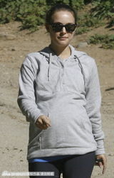 组图：娜塔丽-波特曼与友人散步 挺大肚步伐矫健