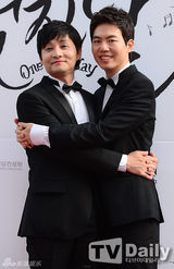 组图：韩导与同性恋人高调完婚 河莉秀等道贺