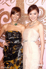 幻灯图：侯佩岑小洋装俏丽 白歆惠裙角飞扬