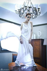 组图：张俪头戴翅膀化身天使 白衣素裹高贵典雅