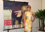 组图：泰勒-斯威夫特印花礼服俏丽亮相