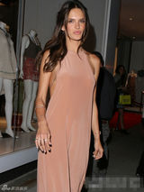 组图：超模安布罗休真空秀美背 性感双球隐现