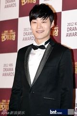 组图：文彩元朴信惠等盛装亮相演技大赏红毯