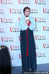 组图：昆凌枚红色短裙秀美腿 换韩服卖力吆喝代言