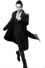 组图：吴樾黑白影像大片熟男酷劲十足