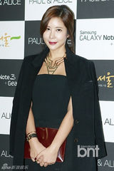 组图：孔孝真CL等助阵时装周 李秀赫亮相T台