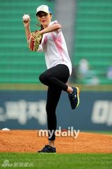 组图：米兰达可儿为韩国棒球赛开球 甜美抛飞吻