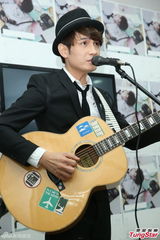 组图：罗文裕发行新专辑《苦甜人生》扮绅士