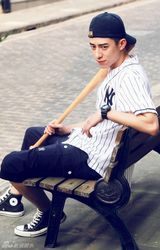 组图：鲁诺潮范写真 棒球衫活力十足