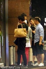 组图：邓超大婚倒计时紧张筹备 招呼家人笑抱外甥