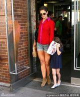 组图：小苏瑞亮相略施粉黛樱唇红 拿娃娃吓唬狗仔