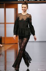 组图：米兰达-可儿悉尼T台秀 镂空皮装性感冶艳