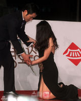 组图：河娜京爆乳性感亮相红毯不慎摔倒