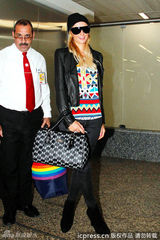 组图：帕丽斯-希尔顿现身机场遭男粉丝围堵