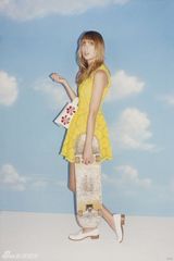 组图：泰勒童真写真比爱心 享受单身否认恋老外