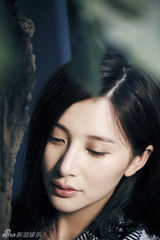 组图：熊乃瑾清新写真组图 复古衬衫显文艺气质